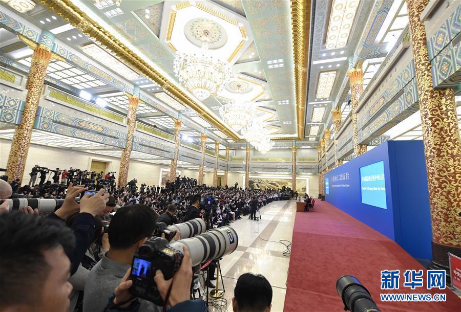 3月15日，国务院总理李克强在北京人民大会堂会见采访十三届全国人大二次会议的中外记者并答记者问。 新华社记者 申宏 摄