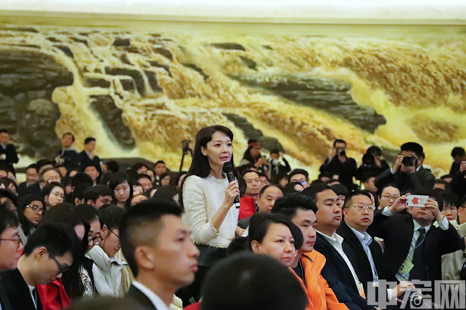 3月15日，国务院总理李克强在北京人民大会堂会见采访十三届全国人大二次会议的中外记者并答记者问。这是记者在提问。中宏网记者 张松峰 摄