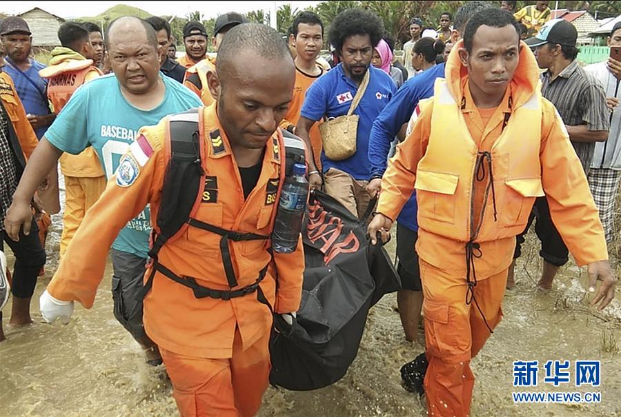 3月17日，在印度尼西亚巴布亚省森塔尼，搜救人员搬运一具遇难者遗体。<br/>

　　印度尼西亚抗灾署17日说，印尼东部巴布亚省16日晚发生的洪涝灾害已导致42人死亡、21人受伤。<br/>

　　新华社发