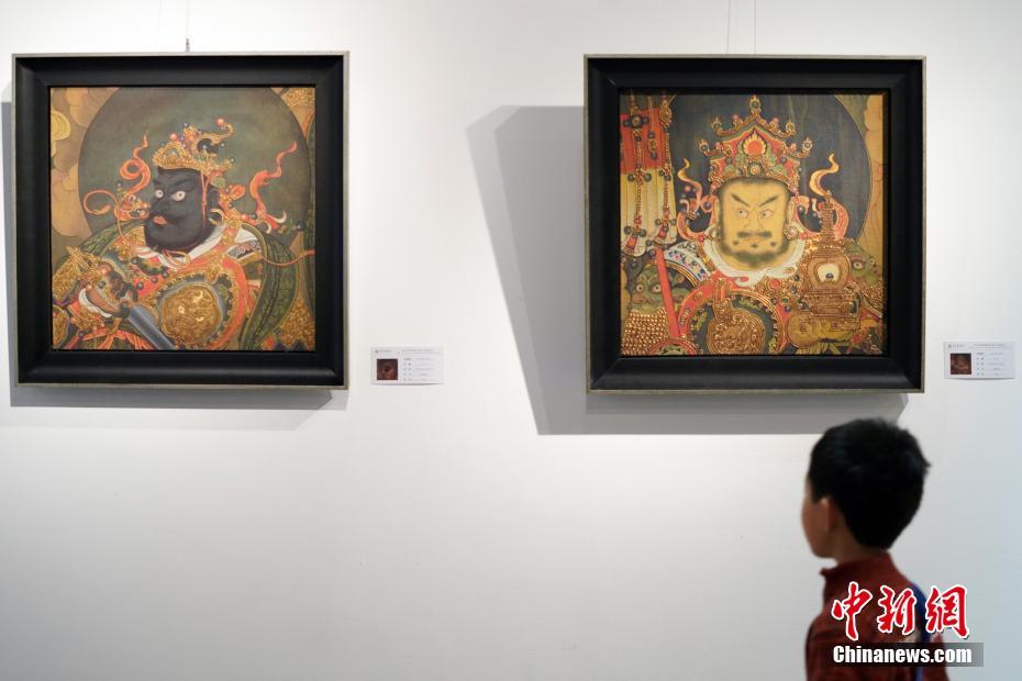 3月17日，《“千年壁画、百年沧桑——古代壁画暨流失海外珍贵壁画再现传播与展示”巡回展览》在北京中华世纪坛圆满落幕。展览共展出130余件壁画作品。图为观众欣赏展品。 中新社记者 张兴龙 摄