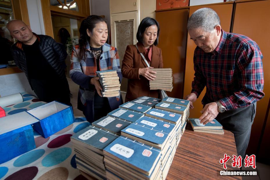 图为3月13日，山西省高平市，张喜才老人在家中整理他手抄的小楷体四大名著。 中新社记者 韦亮 摄