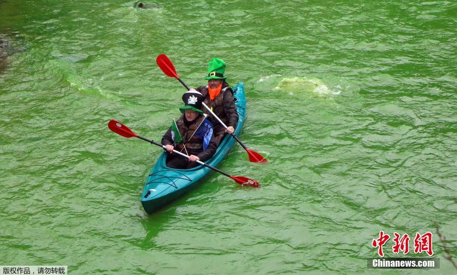 当地时间3月16日，流经立陶宛的维尔尼亚河被“染绿”，庆祝圣帕特里克节。 图片来源：中新网