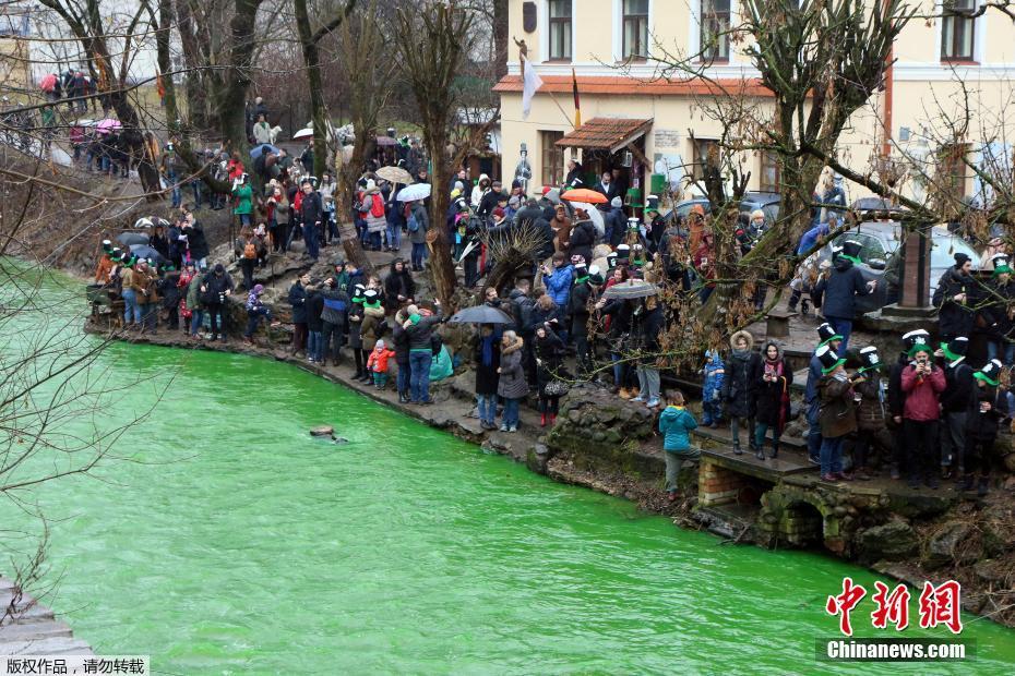 绿河吸引了不少民众前来围观。 图片来源：中新网