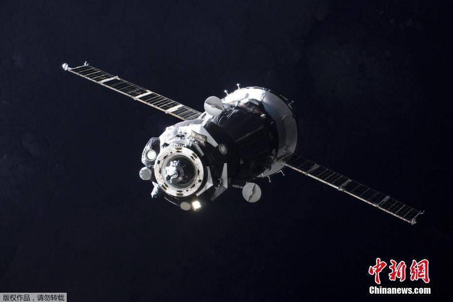 消息称，联盟号MS-12飞船于3月15日凌晨阿斯塔纳时间01:14时发射升空，并在九分钟后成功进入预定轨道。飞船按照计划于莫斯科时间3月15日04:07与国际空间站进行自动对接。根据 2月25日公布的计划，联盟号MS-12飞船将在国际空间站停留203天，直到2019年10月初。 图片来源：中新网