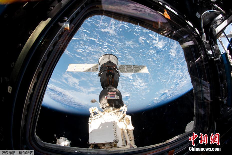 3月20日讯，NASA提供的图片显示“联盟MS-12”号飞船15日与国际空间站完成对接。搭载俄罗斯宇航员阿列克谢奥夫奇宁、美国宇航员尼克黑格和克里斯蒂娜库克的“联盟MS-12”号飞船15日凌晨发射升空，目前已顺利将三名宇航员送入国际空间站。 图片来源：中新网