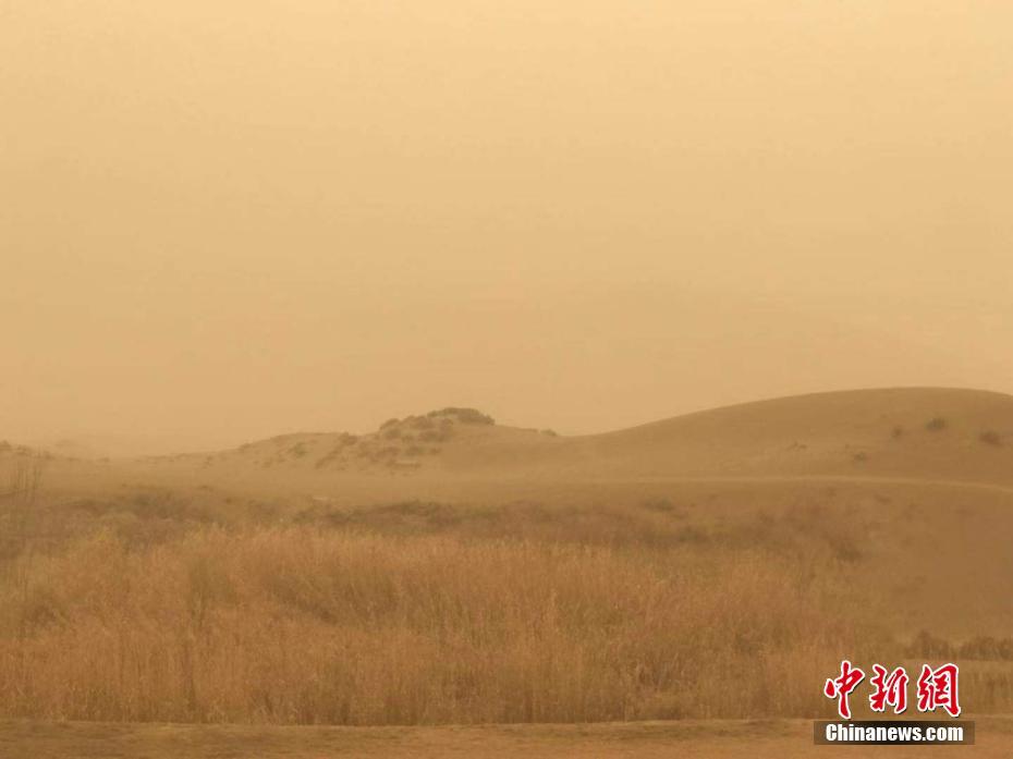 当地部分学校给学生下午放假半天。新疆气象台于3月18日13时发布的沙尘暴黄色预警信号继续有效。 文/王小军 何海燕 图/何海燕