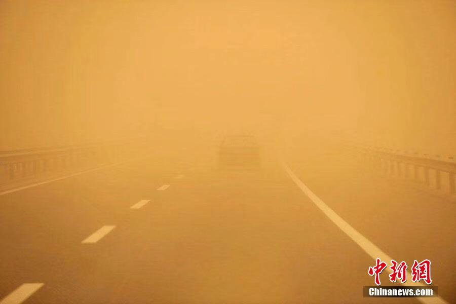3月19日，新疆鄯善县出现沙尘暴天气，能见度低。当地凌晨4点左右出现强沙尘天气，11时许县城能见度不足100米。文/王小军 何海燕 图/何海燕