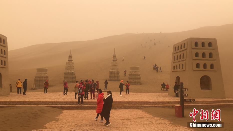 3月19日，新疆鄯善县出现沙尘暴天气，满眼昏黄。 文/王小军 何海燕 图/何海燕