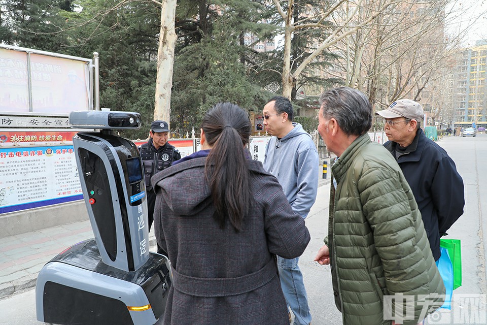 3月20日，北京梅源社区，智能巡防机器人“梅宝”吸引社区居民围观。中宏网记者 康书源 摄