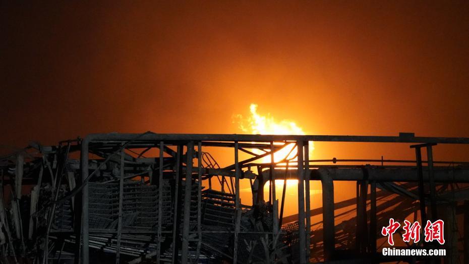 江苏盐城发生爆炸的化工厂正在燃烧。 南京消防 供图 图片来源：中新网