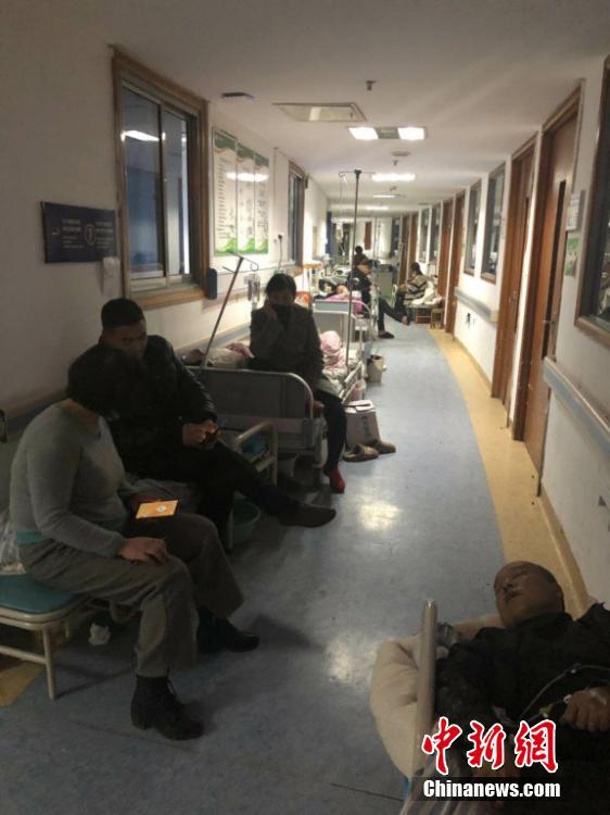 医院的走廊上满是伤者。 谷华 摄 图片来源：中新网
