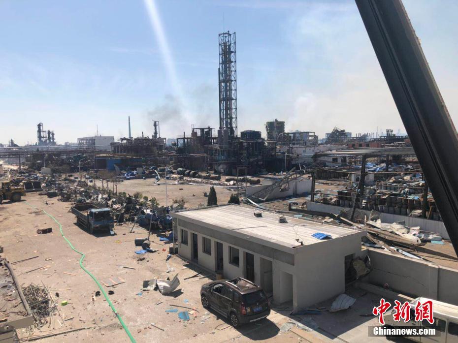 现在爆炸已过去24小时，直击盐城化工厂核心区，现场一片狼藉。 中新社记者 刘林 摄
