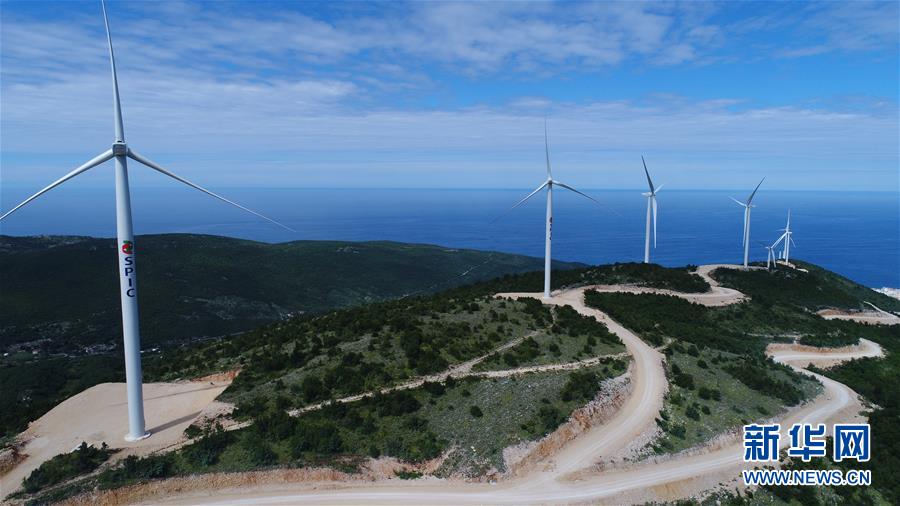 这是2018年6月28日拍摄的黑山莫祖拉风电站现场。中国、马耳他、黑山三国合作建设的黑山莫祖拉风电站有望今年上半年投入运营，帮助黑山获得更稳定的电力供应并保护生态。5年多来，“一带一路”倡议在欧亚大陆落地生根，成为中欧战略合作新的增长点，也成为进一步拉近中欧关系、实现互惠共赢的重要纽带。新华社发