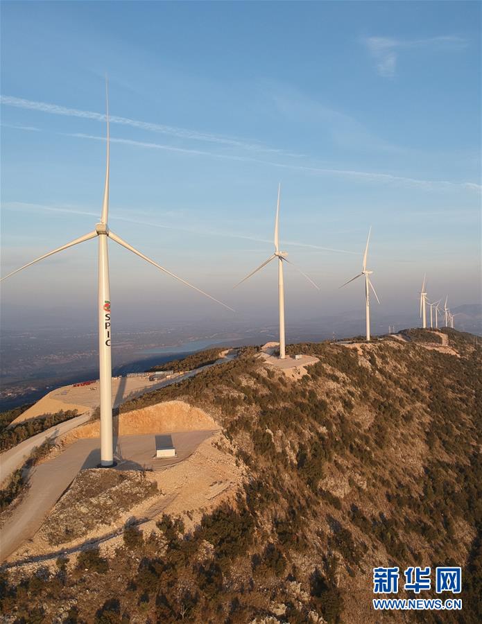 这是2018年9月20日拍摄的黑山莫祖拉风电站现场。中国、马耳他、黑山三国合作建设的黑山莫祖拉风电站有望今年上半年投入运营，帮助黑山获得更稳定的电力供应并保护生态。5年多来，“一带一路”倡议在欧亚大陆落地生根，成为中欧战略合作新的增长点，也成为进一步拉近中欧关系、实现互惠共赢的重要纽带。新华社发