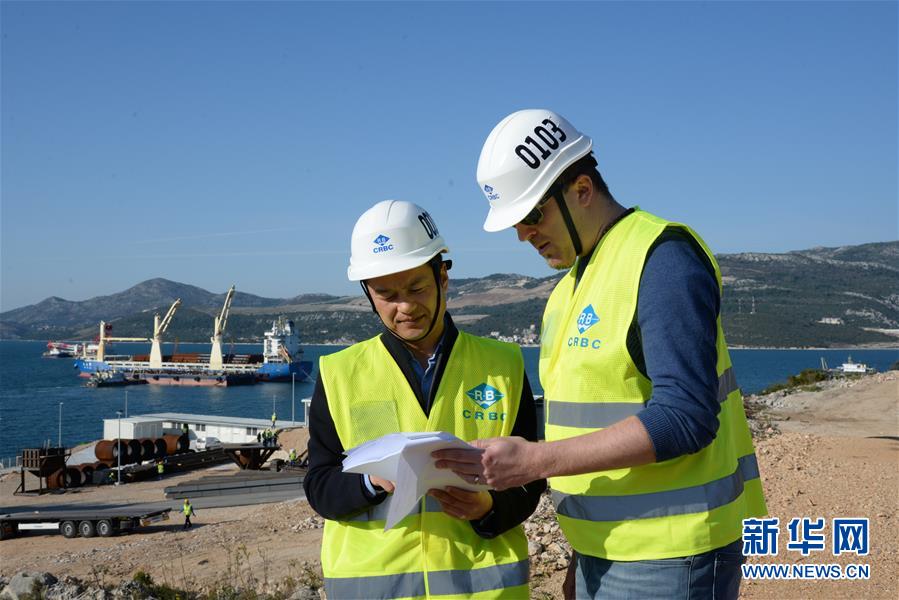 3月21日，中国路桥公司工程师张飞（左）和克罗地亚籍同事伊维察·格拉尼奇在克罗地亚佩列沙茨半岛查看图纸。今年1月，克罗地亚总理普连科维奇视察由中企承建的克罗地亚佩列沙茨跨海大桥及其连接线一期工程项目工地时，对中国企业的施工进度表示赞赏，并指出佩列沙茨大桥意义重大，体现克中两国良好合作关系。5年多来，“一带一路”倡议在欧亚大陆落地生根，成为中欧战略合作新的增长点，也成为进一步拉近中欧关系、实现互惠共赢的重要纽带。新华社记者 高磊 摄