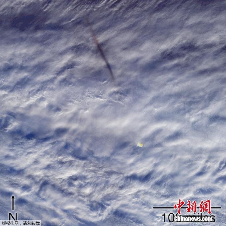 据“中央社”报道，美国宇航局3月22日公布了一颗流星的卫星图，该流星于2018年12月18日飞过白令海上空，但几个月后才被人注意到。这颗流星爆炸释放约17.3万吨TNT当量，是二战时广岛原子弹爆炸当量的10倍多。从NASA地球观测卫星上的两架仪器拍到的卫星图中可以看到，这团火球在大气层中瓦解的几分钟后，留在云层上的痕迹。 图片来源：中新网