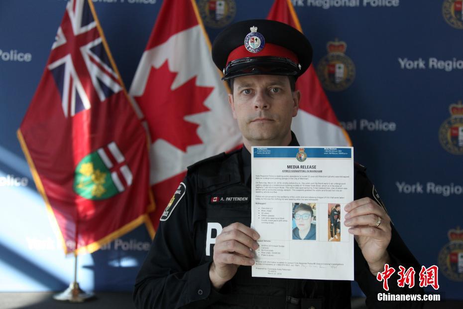 当地时间3月25日，加拿大警方披露，加拿大大多伦多地区万锦市（Markham）一名22岁中国留学生遭绑架的案件有新进展。绑匪作案所用的汽车已被找到，但受害人仍下落不明。图为当地约克区警察局发言人帕滕顿（Andy Pattenden）25日接受采访时向记者展示附有受害人Wanzhen LU照片的案情进展新闻稿。他并表示，此次案情罕见，警方正全力侦查。中新社记者 余瑞冬 摄
