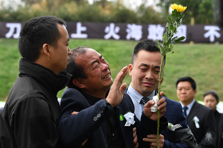 凉山火灾牺牲烈士追悼现场 他放下相机掩面痛哭