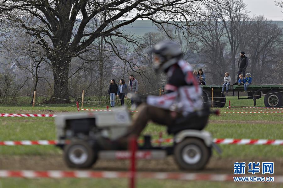 4月6日，在瑞士苏黎世附近的上格拉特镇，一名选手参加割草机大赛。 当日，一场别开生面的割草机大赛在上格拉特镇举行，吸引了来自瑞士、德国和卢森堡的近三十名选手参加。 新华社发（米歇尔·立米纳 摄）
