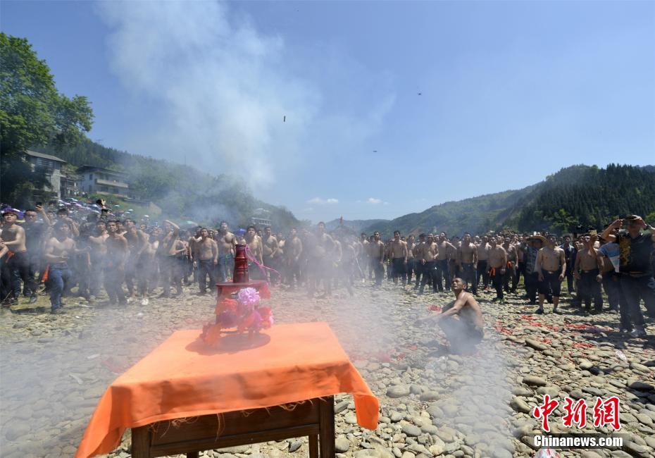 抢花炮被誉为“中国式橄榄球”，是广西少数民族的一项传统体育活动，已被列入全国少数民族传统体育运动会的比赛项目。图为准备抢花炮。滚亿忠 摄