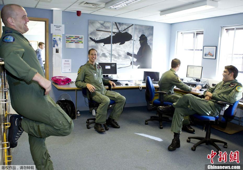 据悉，36岁的威廉王子于2005年大学毕业后，投身军旅7年半，是接受过完整训练的搜救直升机驾驶员。图为2012年英国圣詹姆士宫在威廉王子和凯特王妃的新官方网站上公开的威廉王子在皇家空军基地的照片。 图片来源：中新网