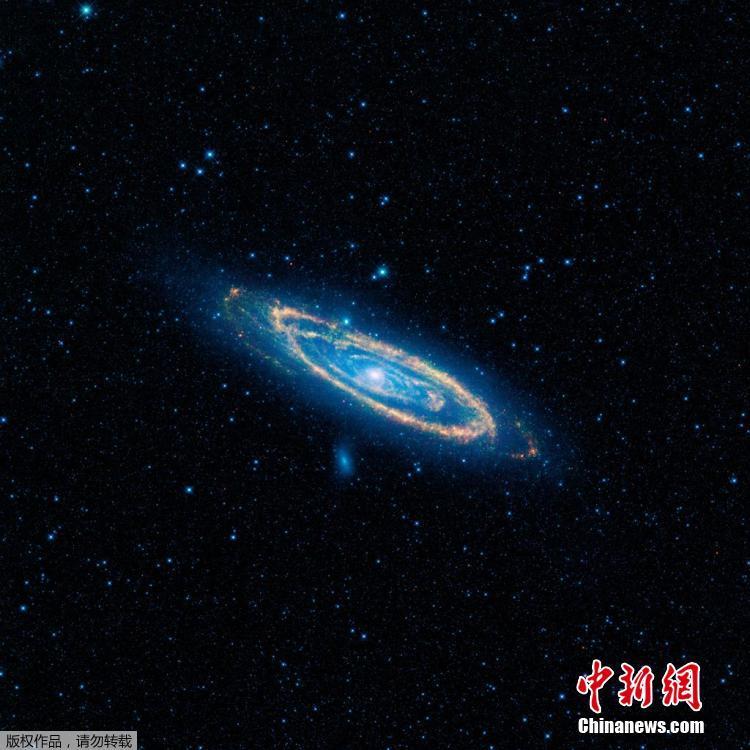 2012年1月，NASA公布了哈勃太空望远镜拍摄到的仙女座M31星系中大量极其罕见的蓝色恒星，而被蓝恒星围绕着的、位于仙女座螺旋星系附近的一个超大质量黑洞，居然等同于太阳质量的一亿倍。 图片来源：中新网
