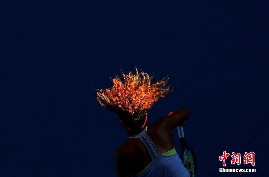 体育类单幅二等奖：阳光灌顶<br/>
David Gray（路透社）摄<br/>
当地时间2018年1月22日，澳大利亚墨尔本，澳大利亚网球公开赛上，大坂娜奥米在与罗马尼亚选手西蒙娜-哈勒普的比赛中发球。