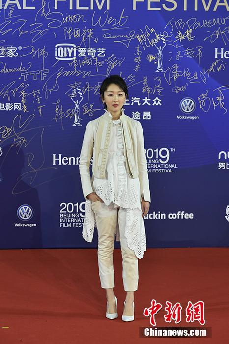 4月13日，第九届北京国际电影节开幕，众星云集开幕式红毯。图为周冬雨变“小白鹅”亮相开幕式红毯。中新网记者 翟璐 摄
