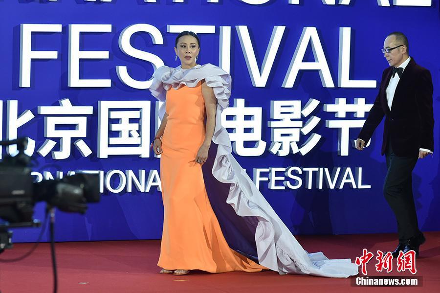 4月13日，第九届北京国际电影节开幕，众星云集开幕式红毯。图为刘嘉玲亮相开幕式红毯。中新网记者 翟璐 摄