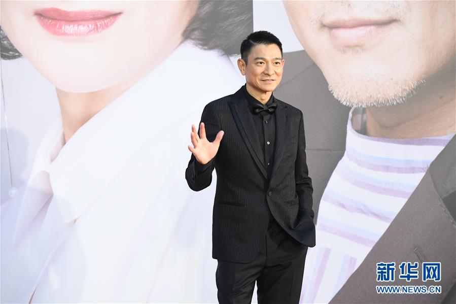 4月14日，艺人刘德华走在红地毯上。 当日，第38届香港电影金像奖颁奖典礼在香港文化中心举行。 新华社记者 吕小炜 摄