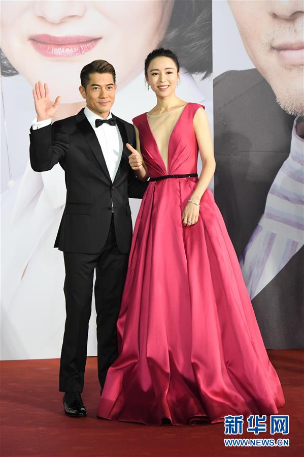 4月14日，艺人郭富城、张静初走在红地毯上。 当日，第38届香港电影金像奖颁奖典礼在香港文化中心举行。 新华社记者 吕小炜 摄