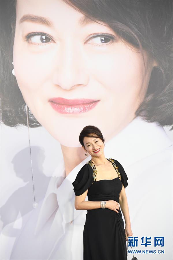 4月14日，艺人惠英红走在红地毯上。 当日，第38届香港电影金像奖颁奖典礼在香港文化中心举行。 新华社记者 吕小炜 摄