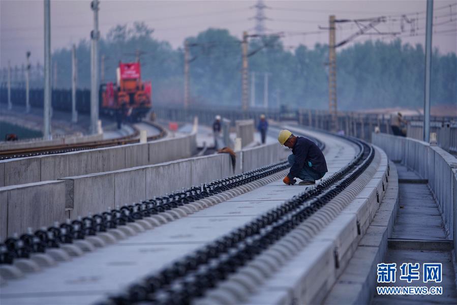 4月15日，中铁十二局集团的建设者在京雄城际铁路李营段施工。当日，北京至雄安城际铁路开始铺轨。新华社记者 邢广利 摄
