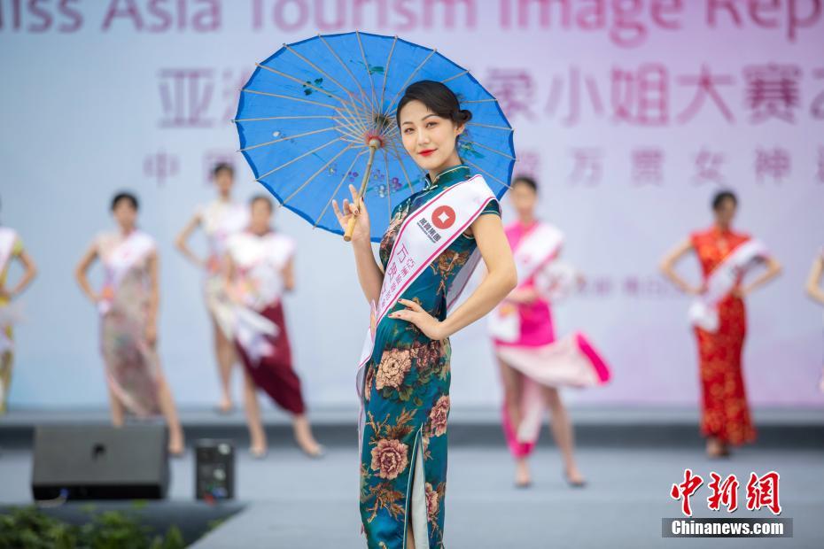 4月13日,2019亚洲旅游形象小姐大赛中国区直选赛在成都市青白江区举行,本次直选赛的冠、亚、季军选手将获得角逐2019亚洲旅游形象小姐大赛中国区总决赛的资格。经过多轮赛前选拔,来自全国28名佳丽通过旗袍秀、比基尼秀等环节的比拼,角逐此项赛事中国区总决赛的资格。图为旗袍展示现场。中新社发 青轩 摄