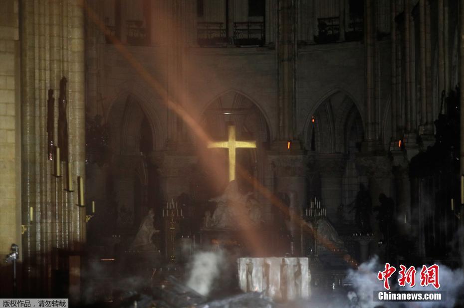 当地时间4月15日，法国巴黎圣母院大教堂内部继续燃烧着火焰和烟雾。据外媒报道，大教堂的一位发言人称，支撑教堂屋顶的木结构被火焰摧毁。 图片来源：中新网