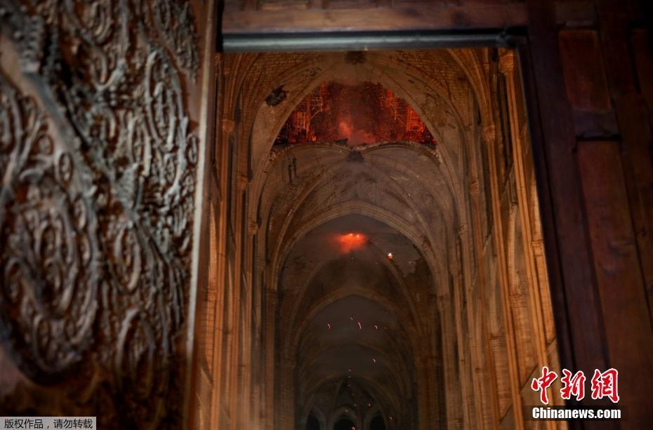 法国巴黎圣母院大教堂内部继续燃烧着火焰和烟雾。 图片来源：中新网