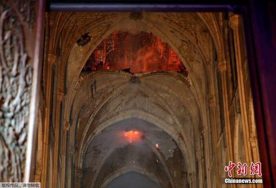 法国巴黎圣母院大教堂内部继续燃烧着火焰和烟雾。 图片来源：中新网