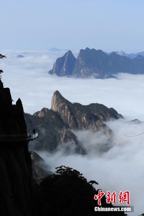 云雾笼罩的三清山呈现出水墨丹青的意境。张和忠 摄 图片来源：中新网