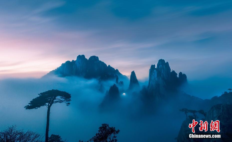 雾岚笼罩的三清山。郑小平 摄 图片来源：中新网