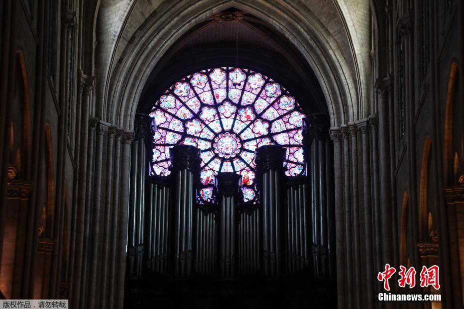 巴黎消防队发布消息称，大教堂的主体框架和长方形塔楼已经被保住，教堂内最珍贵的物品已经被抢救到安全的地方。 图片来源：中新网