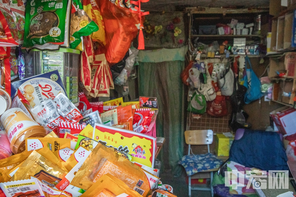 图为北京一条胡同中的小卖部，小店中摆满了零食和日用品。 中宏网记者 富宇 摄