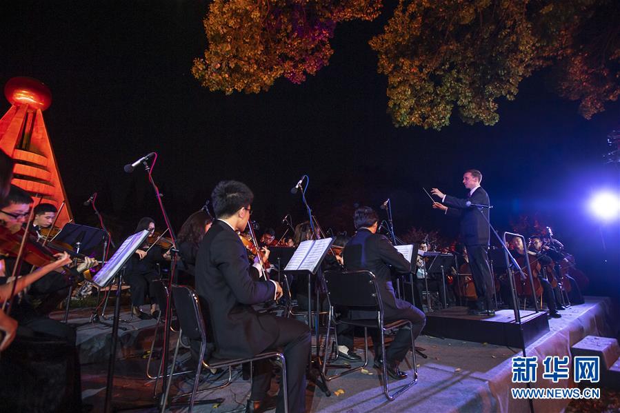 4月17日，华中科技大学交响乐团在丛林间表演。 当日，一场“森林音乐会”在华中科技大学青年园的丛林间上演。观众于林木芳香中聆听音乐，体验艺术之美。 新华社记者 熊琦 摄