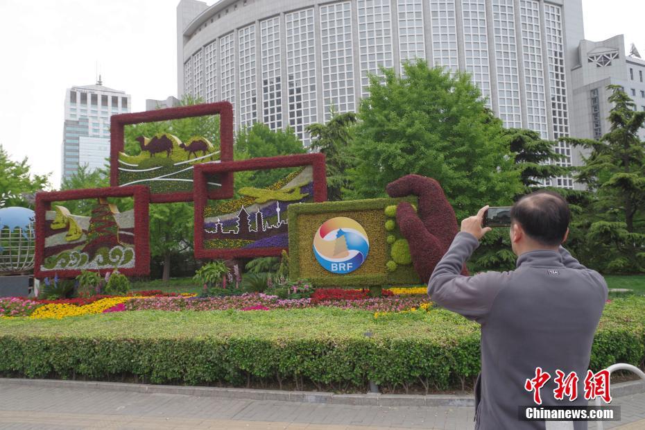 4月18日，北京朝阳门的“一带一路”主题花坛吸引市民拍照。第二届“一带一路”国际合作高峰论坛即将在北京举行，北京市内布置了多个主题花坛迎接盛会。中新社记者 贾天勇 摄