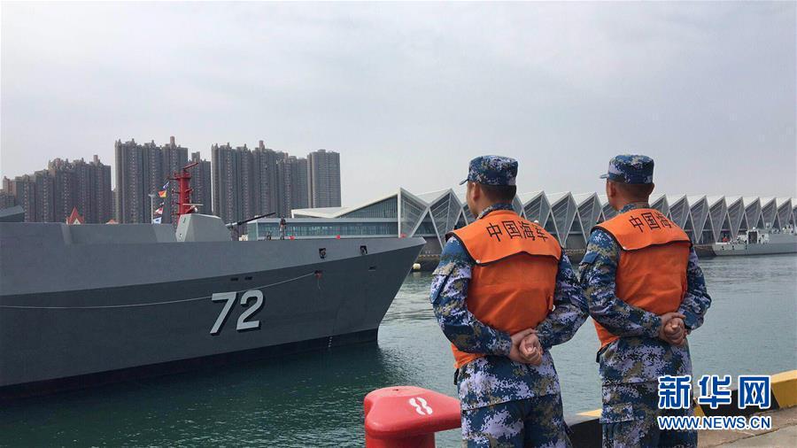 4月19日10时许，新加坡海军“坚强”号护卫舰缓缓驶入青岛大港码头。这是参加中国人民解放军海军成立70周年多国海军活动到访的第一艘外国海军舰艇。 新华社记者 梅世雄 摄