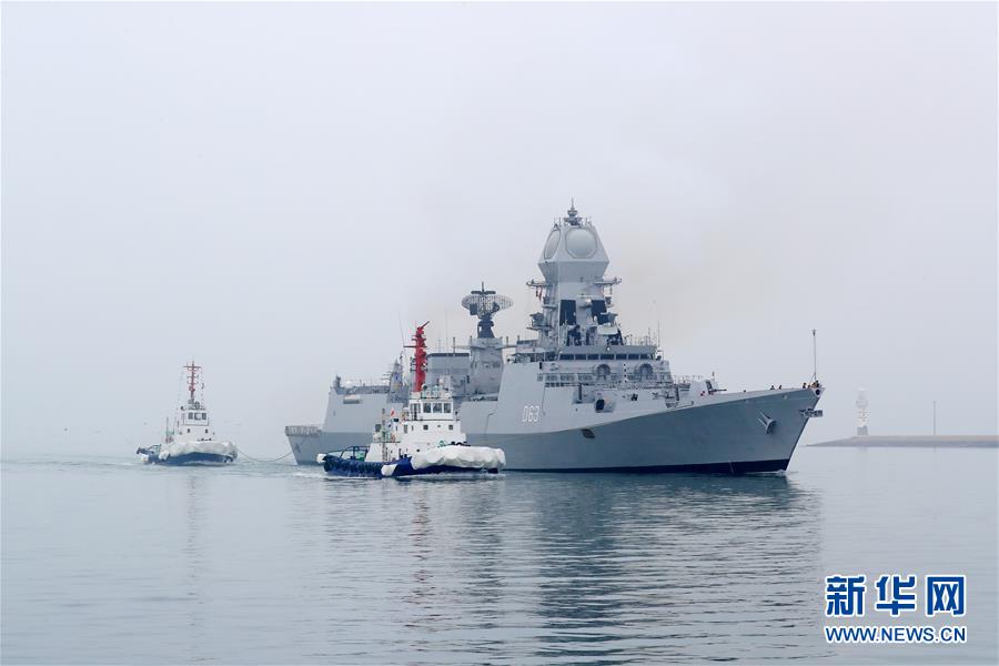 4月21日，印度海军“加尔各答”号导弹驱逐舰抵达青岛。 新华社记者 朱峥 摄