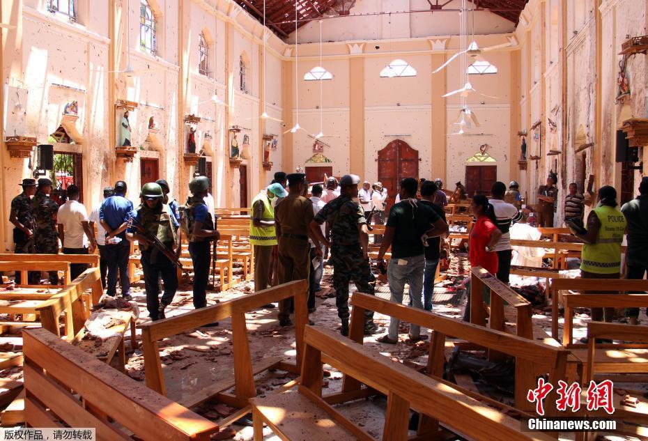 4月21日，斯里兰卡首都科伦坡8处场所复活节当天发生爆炸，导致至少290人死亡，另有超500人受伤。遇难者中包括35名外国游客，目前已确认有2名中国人和2名美国旅客遇难。图为警方和安全官员正在发生爆炸的教堂进行现场勘查。 图片来源：中新网