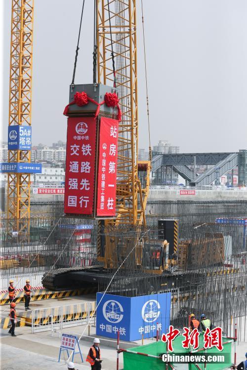 4月21日，北京，由中国中铁建工集团承建的丰台站改建工程新建站房第一根钢柱开始吊装，丰台站钢结构主体工程施工拉开序幕。 中新社记者 贾天勇 摄