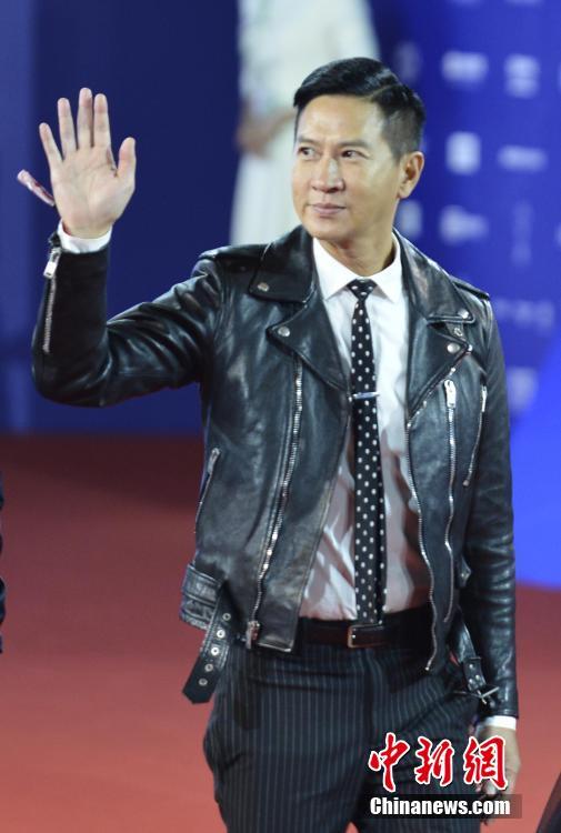 4月20日，香港演员张家辉亮相闭幕式红毯。 中新社记者 张兴龙 摄