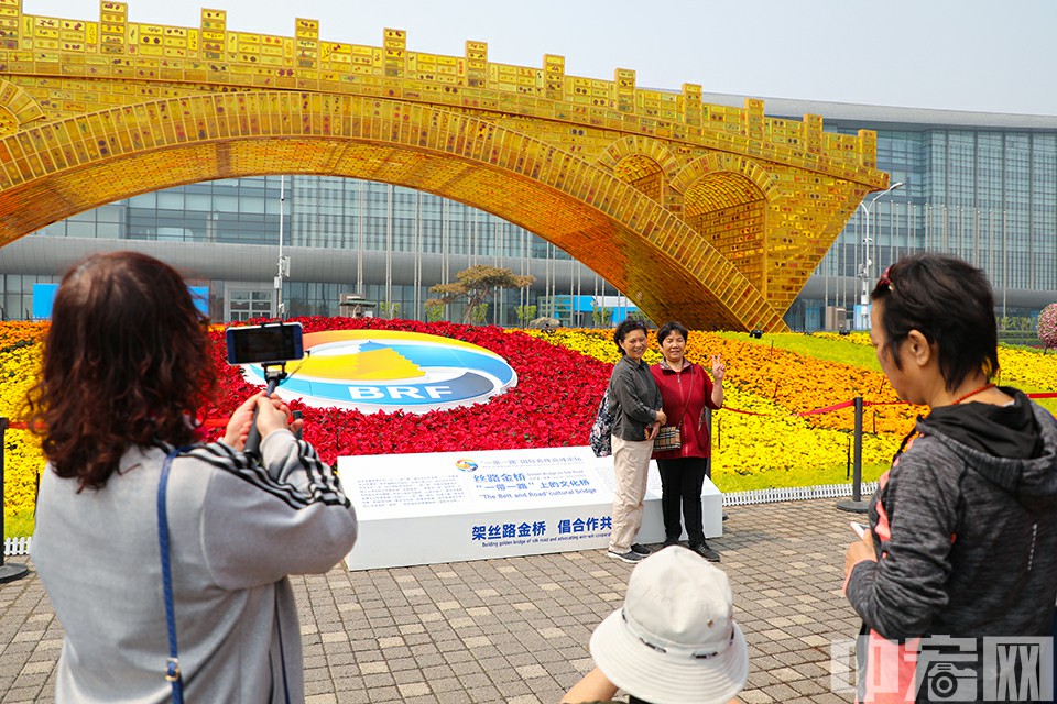 近日，第二届“一带一路”国际合作高峰论坛召开在即，位于北京奥林匹克公园内的“丝路金桥”主题景观雕塑吸引大批游客前来拍照。“丝路金桥”由中国艺术家舒勇创作，长28米、高6米、宽4米，是以“一带一路”倡议为语境的大型艺术作品，此次作为第二届“一带一路”国际合作高峰论坛的主题花坛亮相。