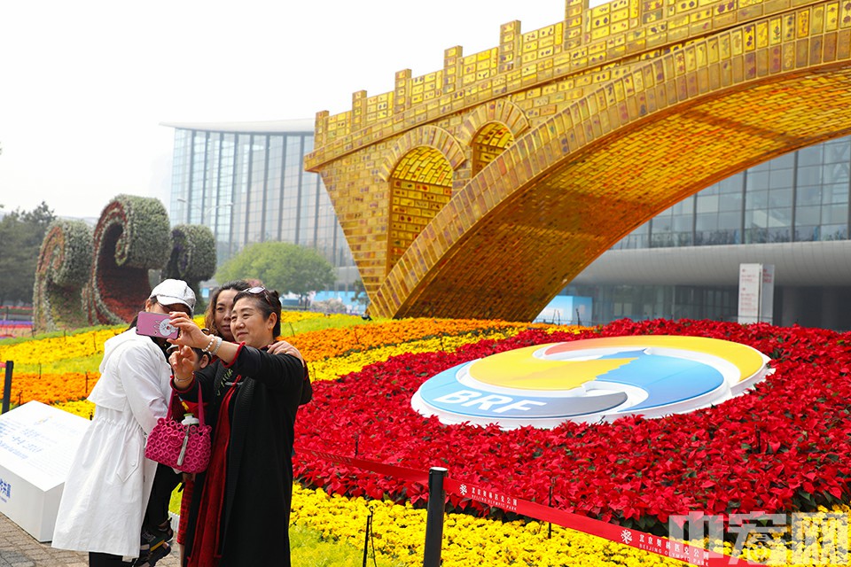 中宏网4月22电（记者 康书源）近日，第二届“一带一路”国际合作高峰论坛召开在即，位于北京奥林匹克公园内的“丝路金桥”主题景观雕塑吸引大批游客前来拍照。“丝路金桥”由中国艺术家舒勇创作，长28米、高6米、宽4米，是以“一带一路”倡议为语境的大型艺术作品，此次作为第二届“一带一路”国际合作高峰论坛的主题花坛亮相。